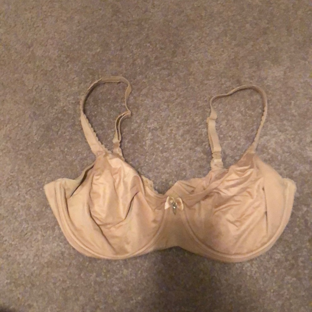 Nude VS Bra